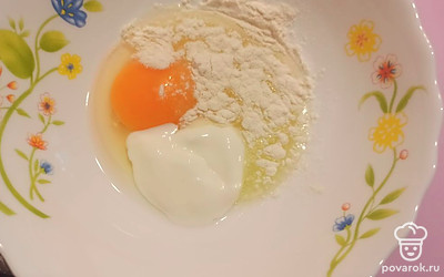 В глубокой миске соедините яйцо, муку и сметану. 
