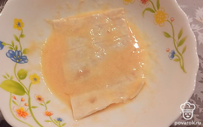 Лаваш нарежьте небольшими кусочками и обмакните в яичную смесь. 