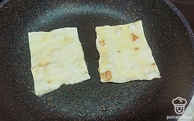На растительном масле обжарьте лаваш по две минуты с каждой стороны.