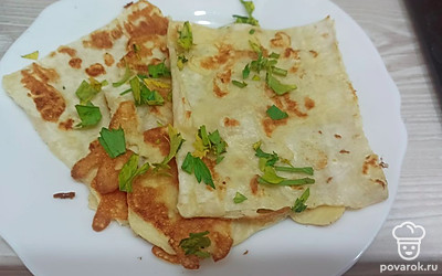 Посыпьте яичный лаваш свежей зеленью. 