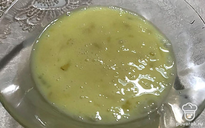 Для начала разбейте 2 яйца в миску и перемешайте венчиком.