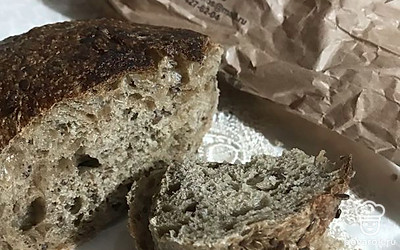 Потом нарежьте хлеб либо белый, либо серый.