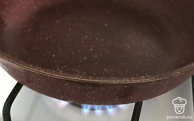 Поставьте сковородку на средний огонь.