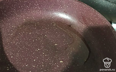 Влейте на нее масло.