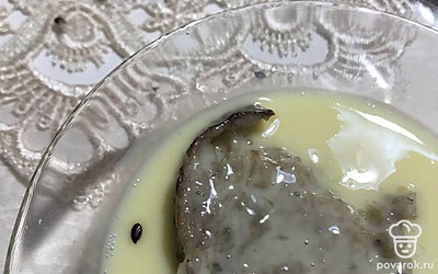 Подождите, пока сковородка нагреется. Окуните хлеб в смесь, которую приготовили.