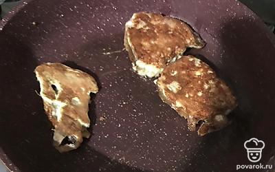 Выложите хлеб на сковородку и подождите, пока приготовится.