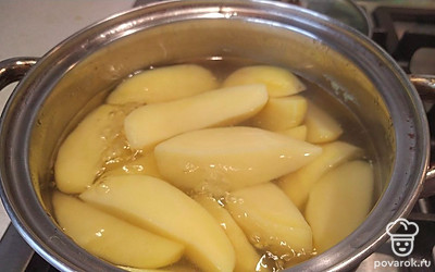 Картофель залейте кипятком и отварите (20 минут).