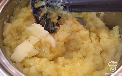 Слейте воду, добавьте масло, 1 яйцо, молоко и сделайте пюре.