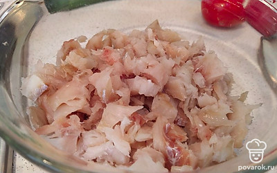 Из трески сделайте филе, сделайте из него фарш. Можно нарезать маленькими кусочками.