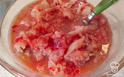 К фаршу добавьте пробитые блендером помидоры, взбитые венчиком яйца (3 штуки), перец и соль. Все перемешайте.