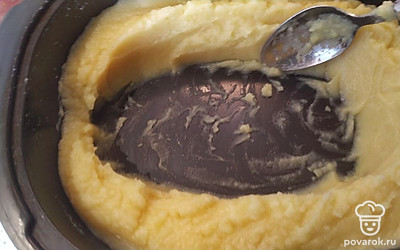 Выложите пюре в смазанную маслом прямоугольную форму для запекания. По всей длине сделайте большое углубление для начинки.