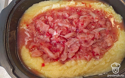 Заполните углубление начинкой.