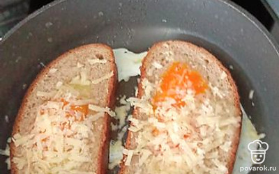 Натрите сыр на терке и добавьте на тосты.