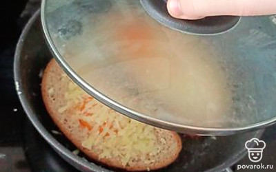 Жарьте до готовности под крышкой.