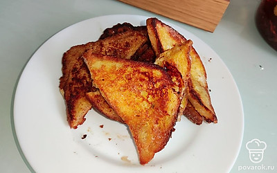 Подавайте гренки горячими с чашкой чая или кофе.