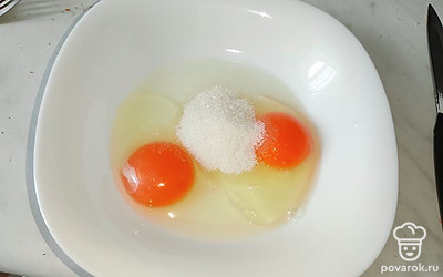 В яйца добавьте сахар, взбейте яйца с сахаром.