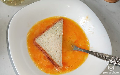 Окуните каждый кусочек хлеба в яйцо.