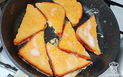 Выложите хлеб на разогретую сковороду. Каждый кусочек посыпьте сахаром.