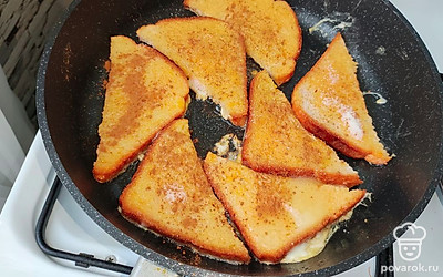Посыпьте гренки корицей, обжарьте с двух сторон на растительном масле.