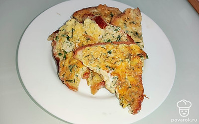 Подавайте гренки горячими с чашкой ароматного чая.