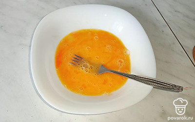 Яйца взбейте с солью.