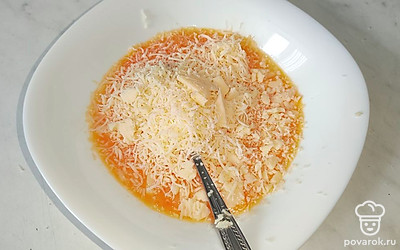 Сыр натрите на мелкой терке и добавьте к яйцам.