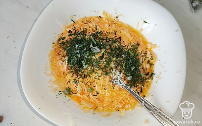 Добавьте свежую зелень, перемешайте до однородной массы.