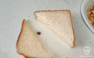 Хлеб нарежьте на порционные кусочки.