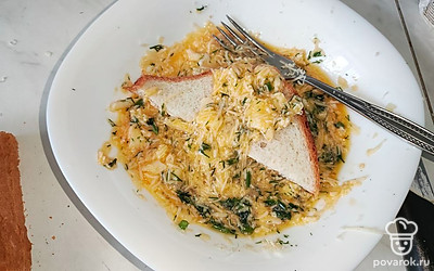 Окуните каждый кусочек в яично-сырную массу.