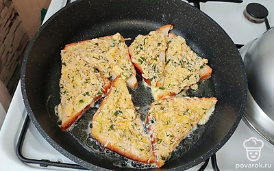 Обжарьте гренки на растительном масле с двух сторон.