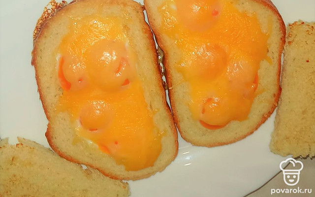 Тост с перепелиными яйцами и колбасой — Рецепт с фото