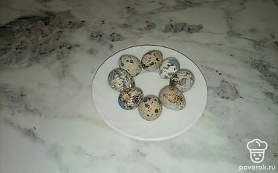 Помойте яйца.