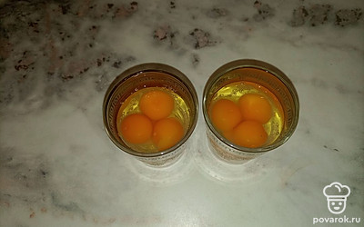 Достаньте из скорлупы. Лучше ножом подрезать края и выливать в емкость, чтобы меньше крошились.