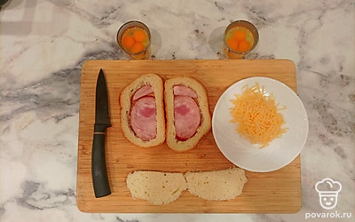 Нарежьте колбасу по размерам хлеба, натрите сыр.
