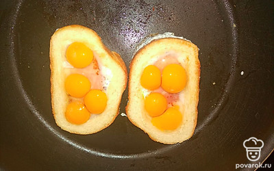 Влейте яйца, посыпьте щепоткой соли.