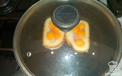 Накррйте крышкой и жарьте, пока белки приготовятся.