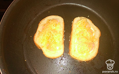 Посыпьте сыром и опять поставьте на огонь под крышку на 1 минуту.