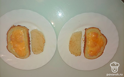 Выложите на тарелку с ранее вырезанным и поджаренным ломтиком хлеба.