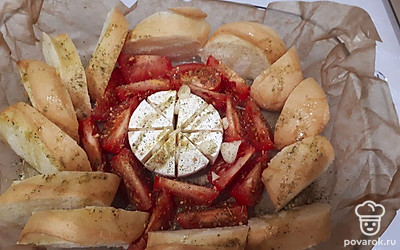 Форму для выпекания выложите ингредиенты и полейте оливковым маслом со специями. 