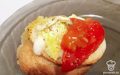 На кусочек багета добавьте сыр и помидоры. Приятного аппетита! 