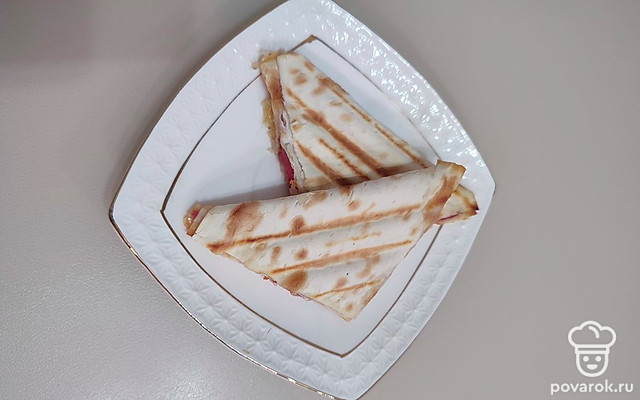 Конвертики из лаваша с колбасой и сыром — Рецепт с фото