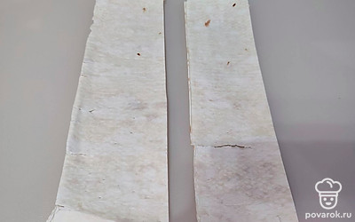 Лаваш нарежьте на длинные полоски, шириной около 5 сантиметров.