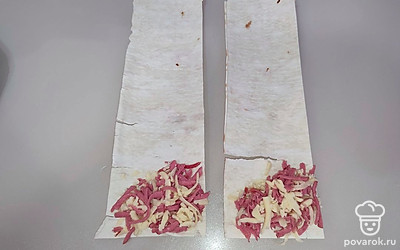 На мелкой терке натрите сыр и колбасу.