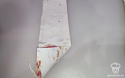 Затем сверните лаваш так, как показано на фото.