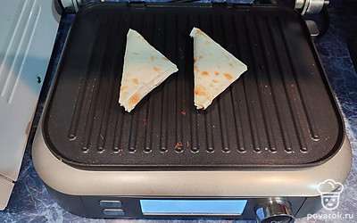 Гриль немного смажьте маслом, выложите на него оба конвертика.