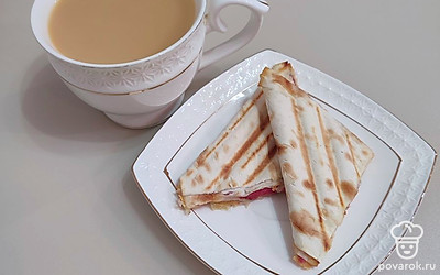 Подавайте сытные конвертики с вкусным напитком.