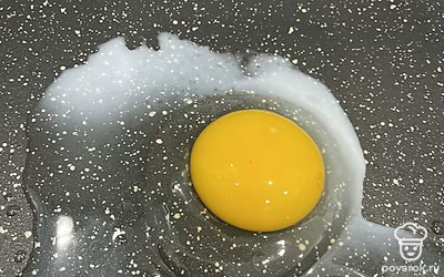 На разогретую сковородку влейте масло и разбейте одно яйцо.