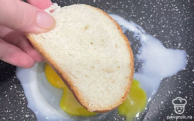 Выложите сверху один ломтик белого хлеба.