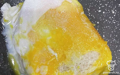 После того, как одна часть достаточно обжарится, переверните и обжарьте вторую.