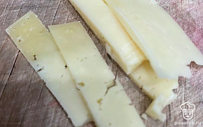 Нарежьте сыр полосочками.